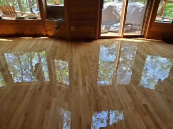 Plancher de bois franc fraîchement verni dans un chalet