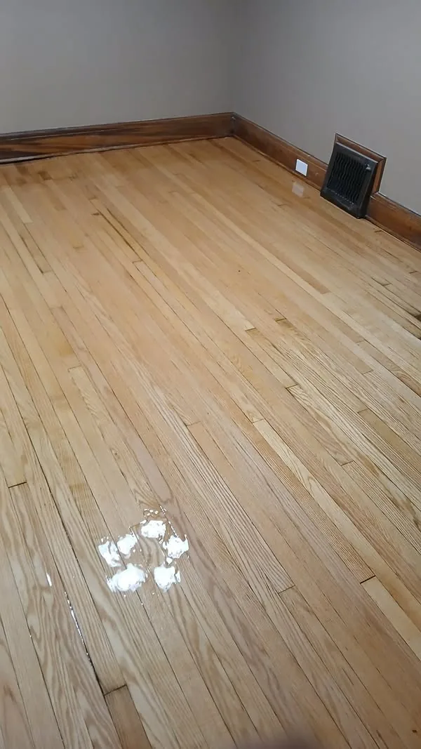 Plancher de bois franc remis à neuf